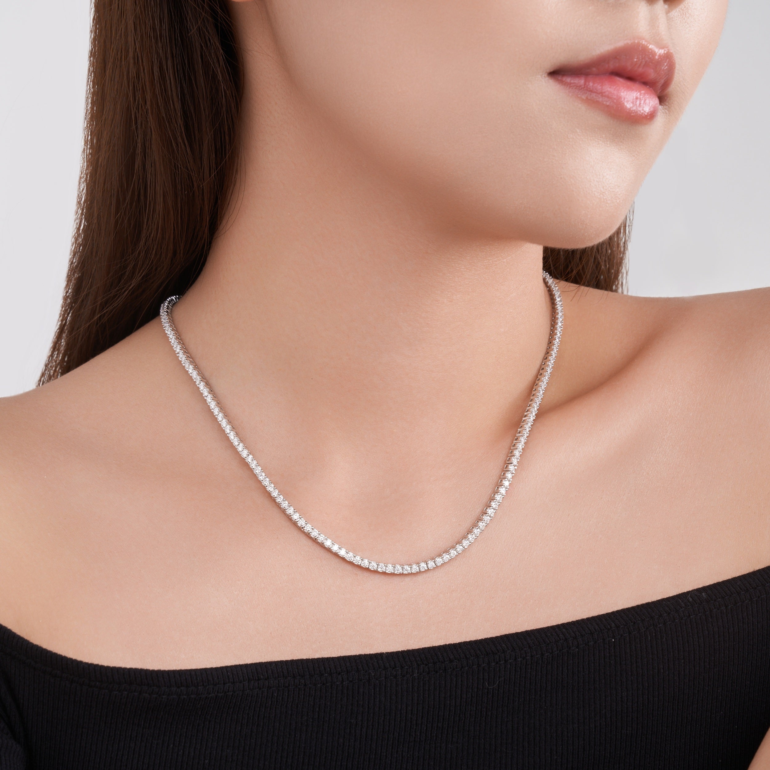 A Luxurious And Fashionable Minimalist Jewelry Pendant Necklace Set With Top-quality Moissanite, Made Of S925 Silver Electroplated With Platinum.