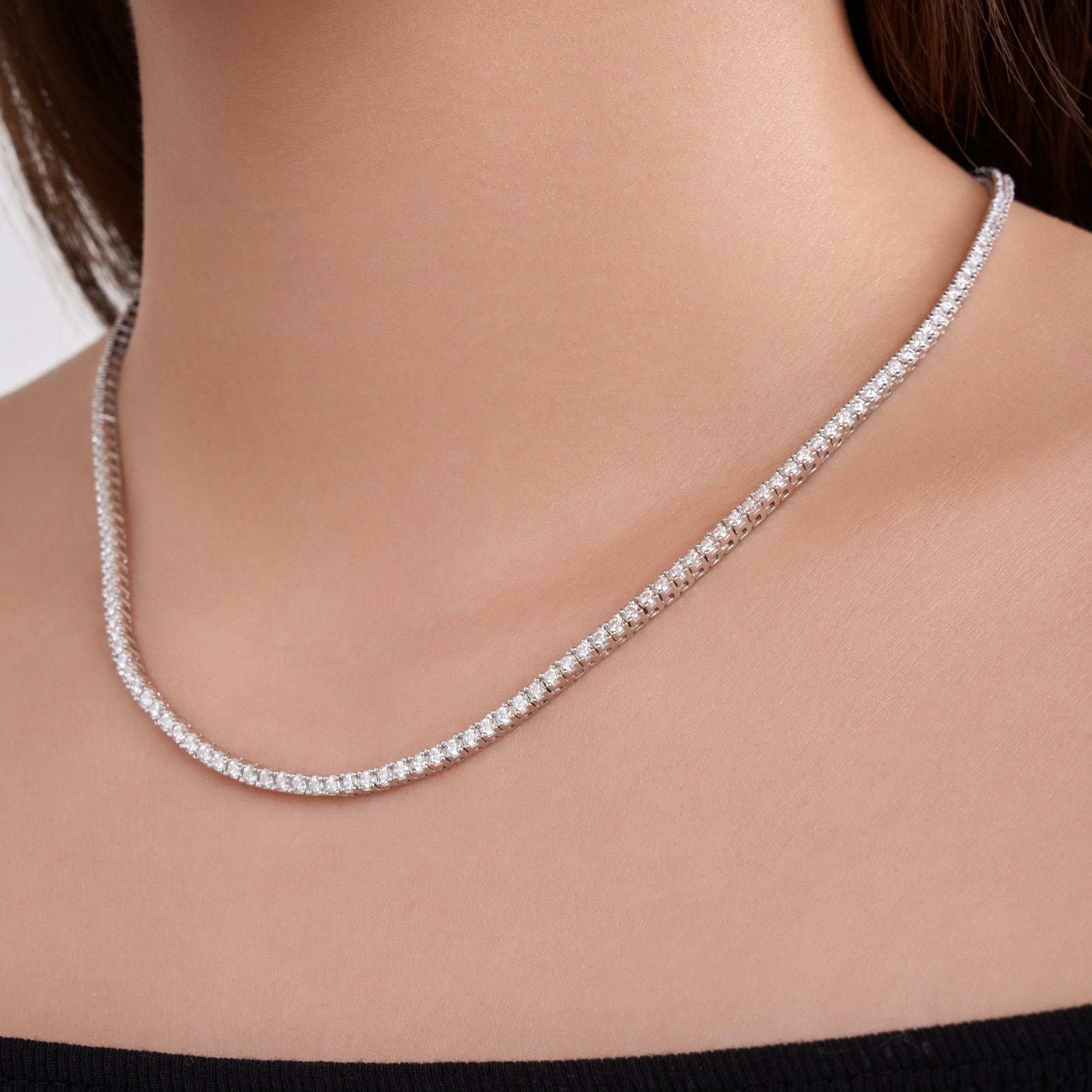 A Luxurious And Fashionable Minimalist Jewelry Pendant Necklace Set With Top-quality Moissanite, Made Of S925 Silver Electroplated With Platinum.