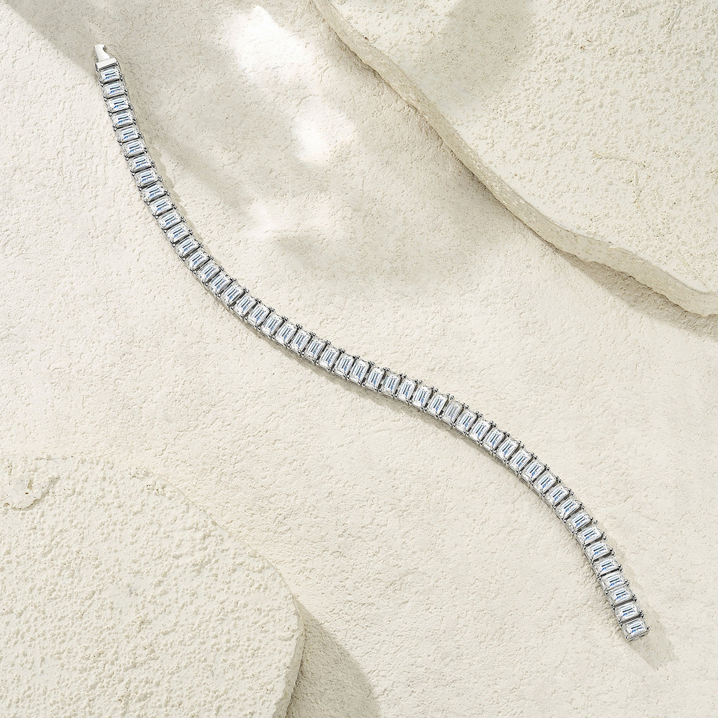 A Luxurious And Fashionable Minimalist Jewelry Bracelet Featuring Top-quality Moissanite, Made Of S925 Silver Electroplated With Platinum.