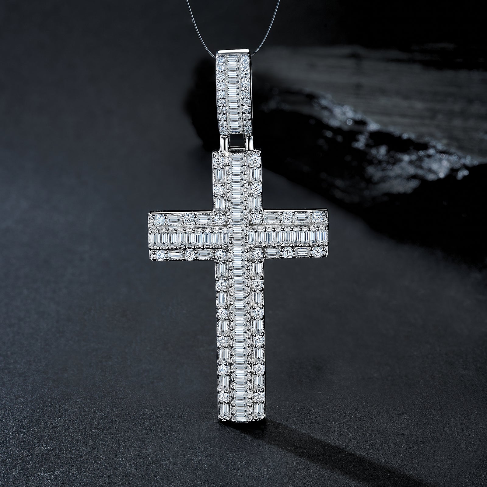A Luxurious And Fashionable Minimalist Jewelry Pendant Necklace Set With Top-quality Moissanite, Made Of S925 Silver Electroplated With Platinum.