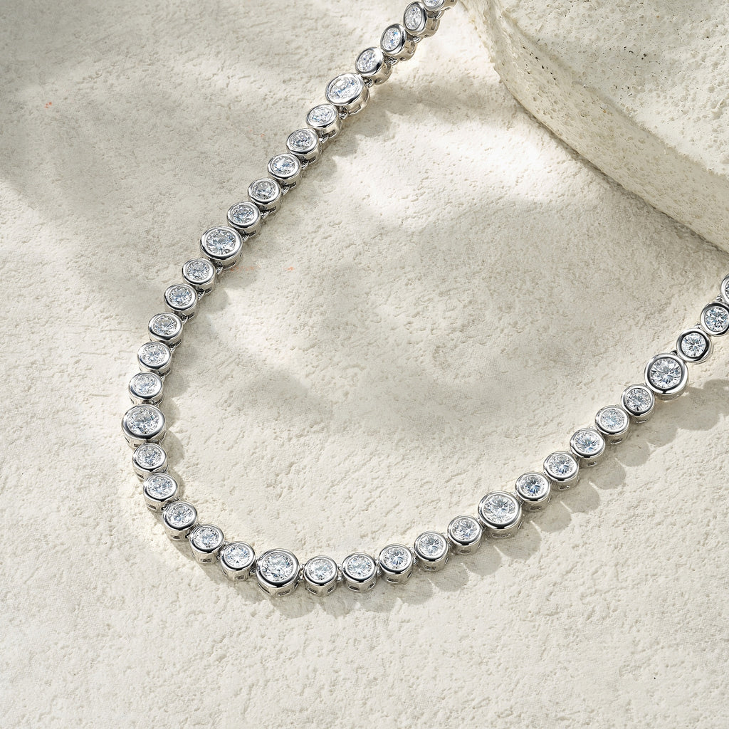 A Luxurious And Fashionable Minimalist Jewelry Pendant Necklace Featuring Top-quality Moissanite, Made Of S925 Silver Electroplated With Platinum.