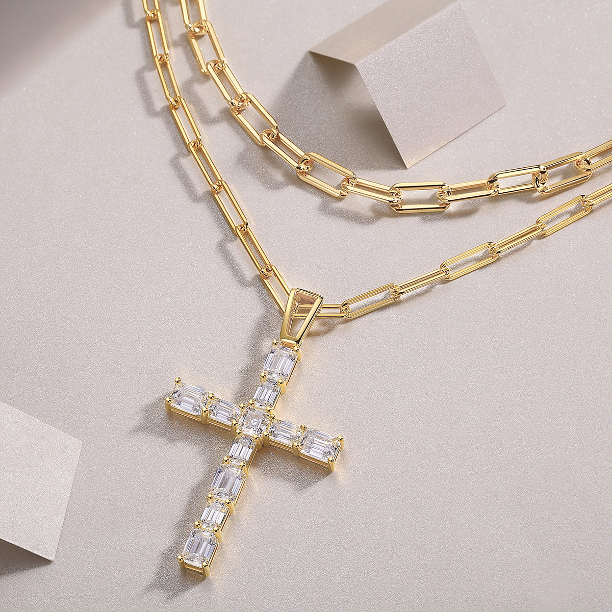 Engraved With Top-quality Moissanite, This Luxurious And Fashionable Minimalist Jewelry Consists Of A Silver Pendant Necklace, A Collar Chain, And S925 Silver Electroplated With Gold.
