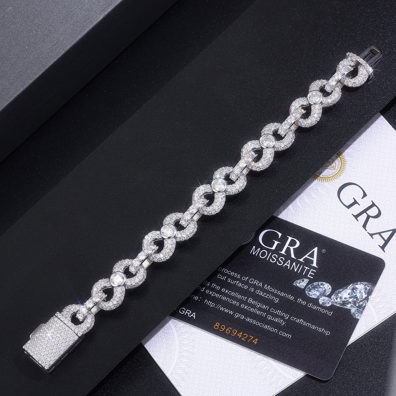 A Luxurious And Fashionable Minimalist Jewelry Bracelet Featuring Top-quality Moissanite, Made Of S925 Silver Electroplated With Platinum.
