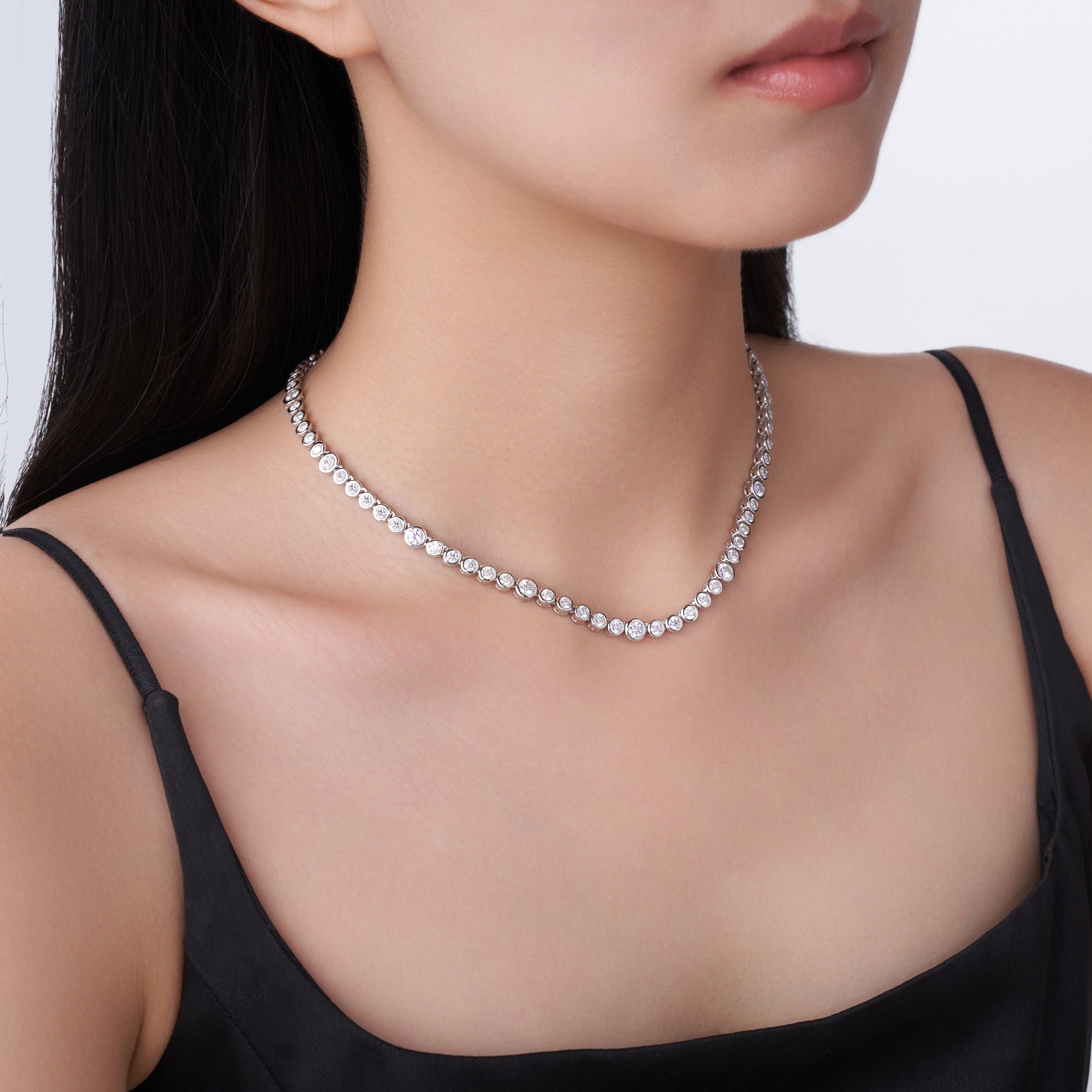 A Luxurious And Fashionable Minimalist Jewelry Pendant Necklace Featuring Top-quality Moissanite, Made Of S925 Silver Electroplated With Platinum.