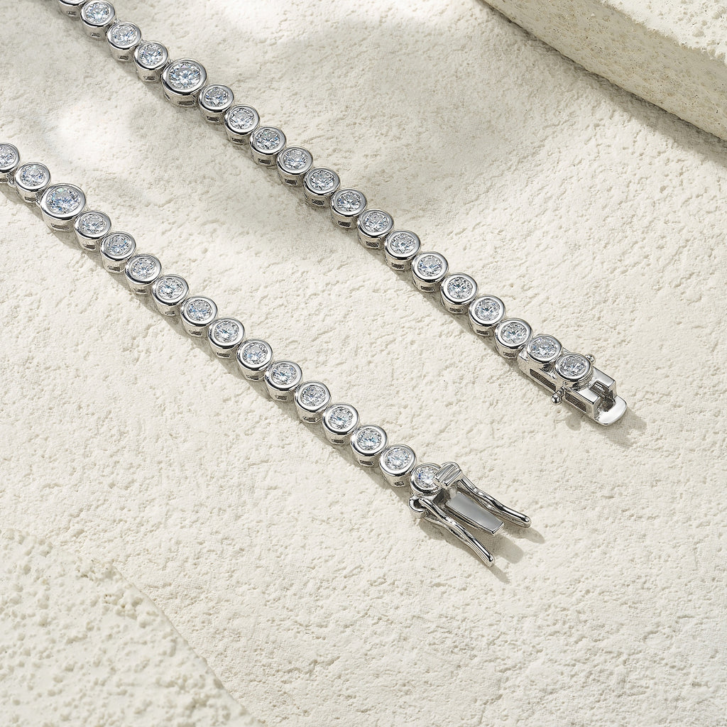 A Luxurious And Fashionable Minimalist Jewelry Pendant Necklace Featuring Top-quality Moissanite, Made Of S925 Silver Electroplated With Platinum.