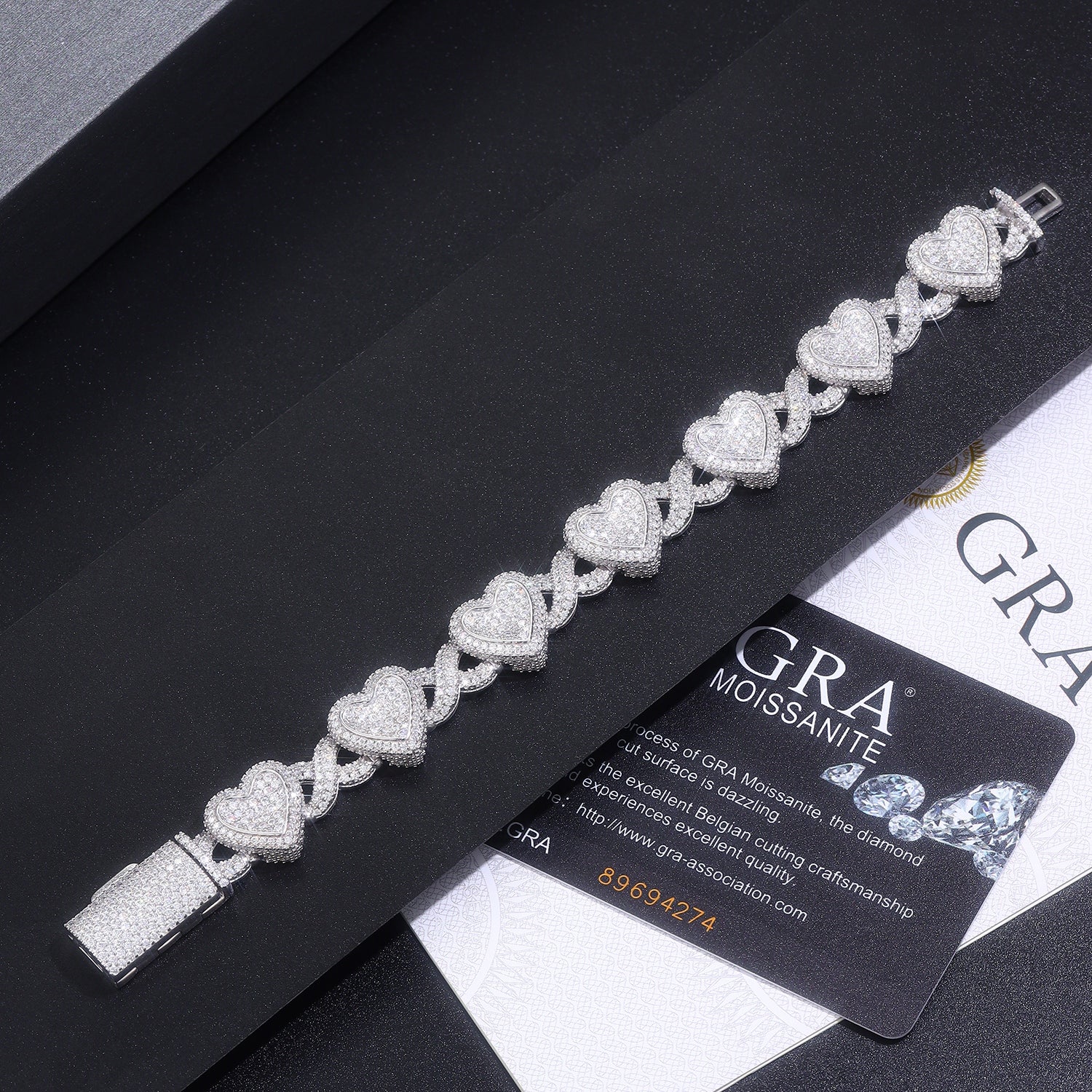 A Luxurious And Fashionable Minimalist Jewelry Bracelet Featuring Top-quality Moissanite, Made Of S925 Silver Electroplated With Platinum.
