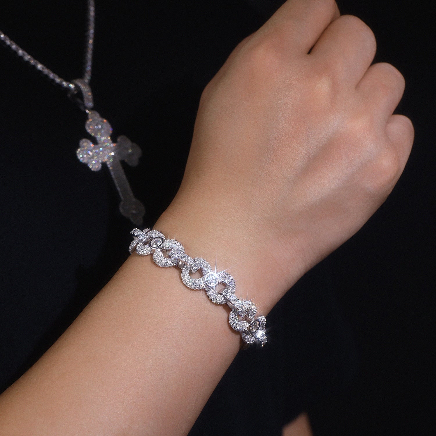 A Luxurious And Fashionable Minimalist Jewelry Bracelet Featuring Top-quality Moissanite, Made Of S925 Silver Electroplated With Platinum.