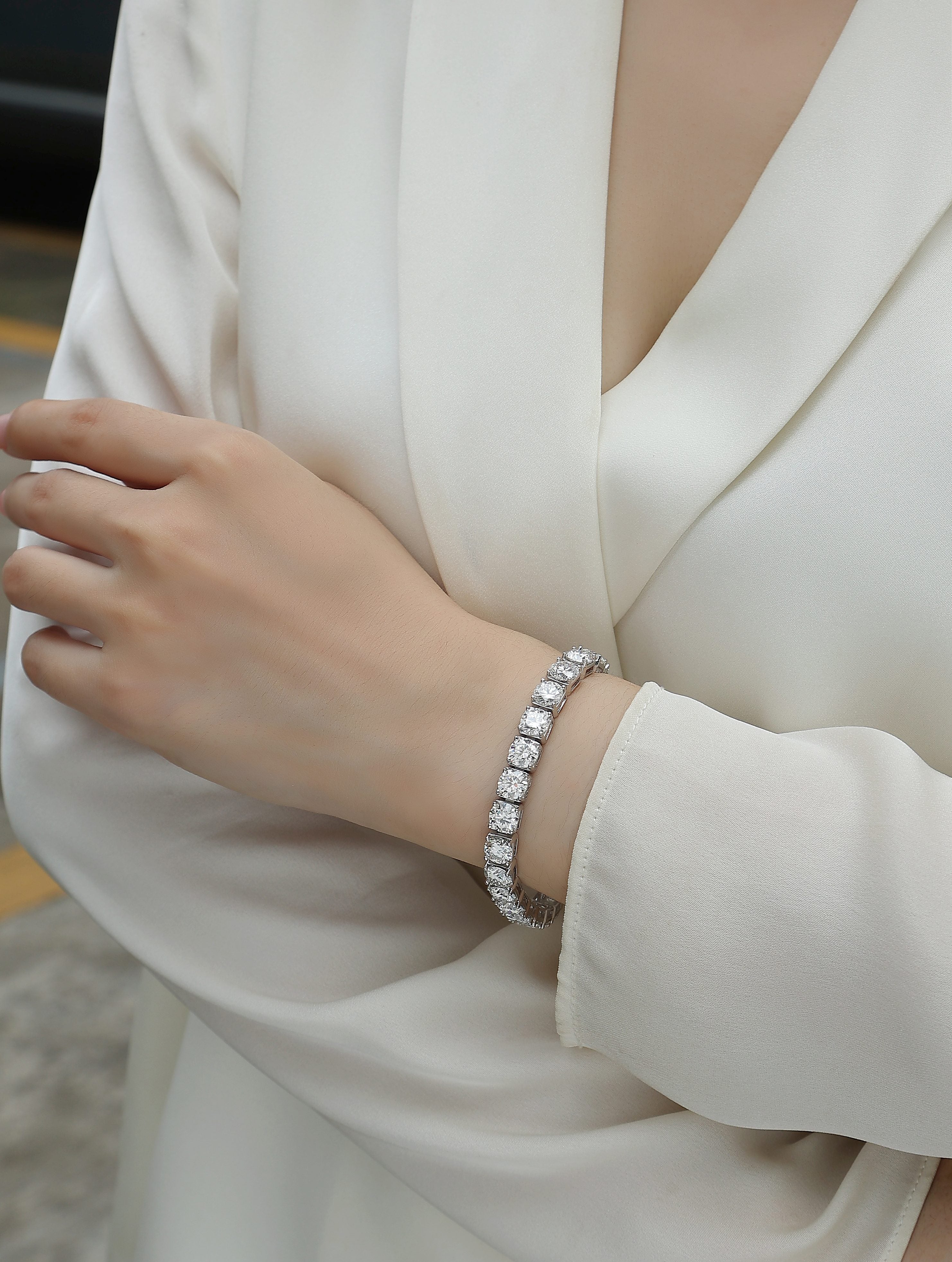 Large Gravitational Pull - A Fashionable And Light Luxury Jewelry Silver Bracelet Set With Top-quality Moissanite, S925 Silver-plated Platinum