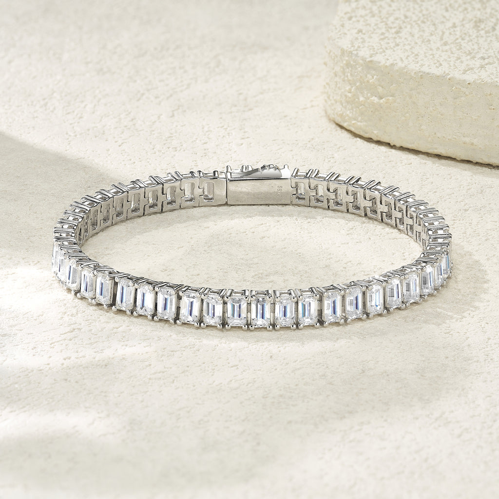 A Luxurious And Fashionable Minimalist Jewelry Bracelet Featuring Top-quality Moissanite, Made Of S925 Silver Electroplated With Platinum.