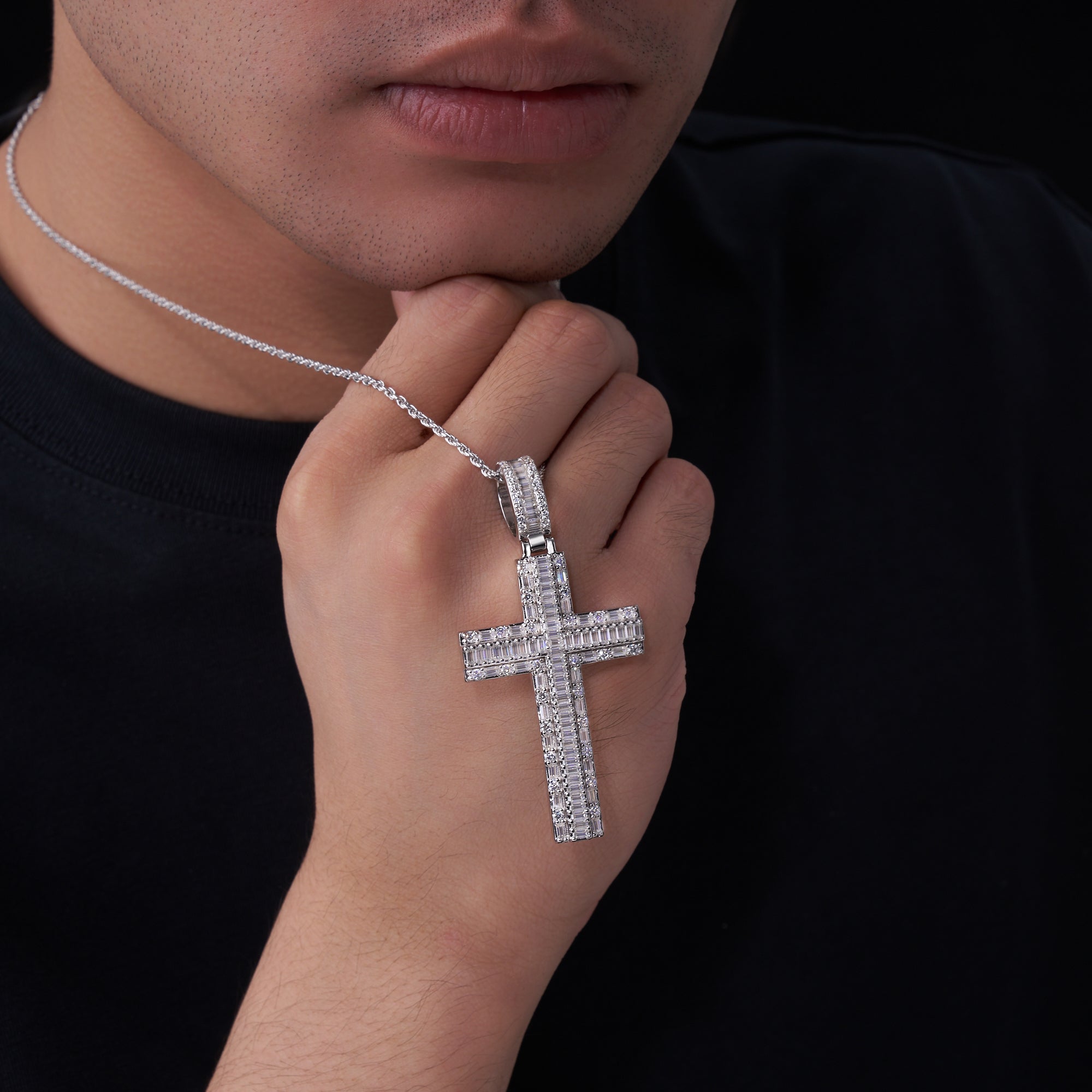 A Luxurious And Fashionable Minimalist Jewelry Pendant Necklace Set With Top-quality Moissanite, Made Of S925 Silver Electroplated With Platinum.