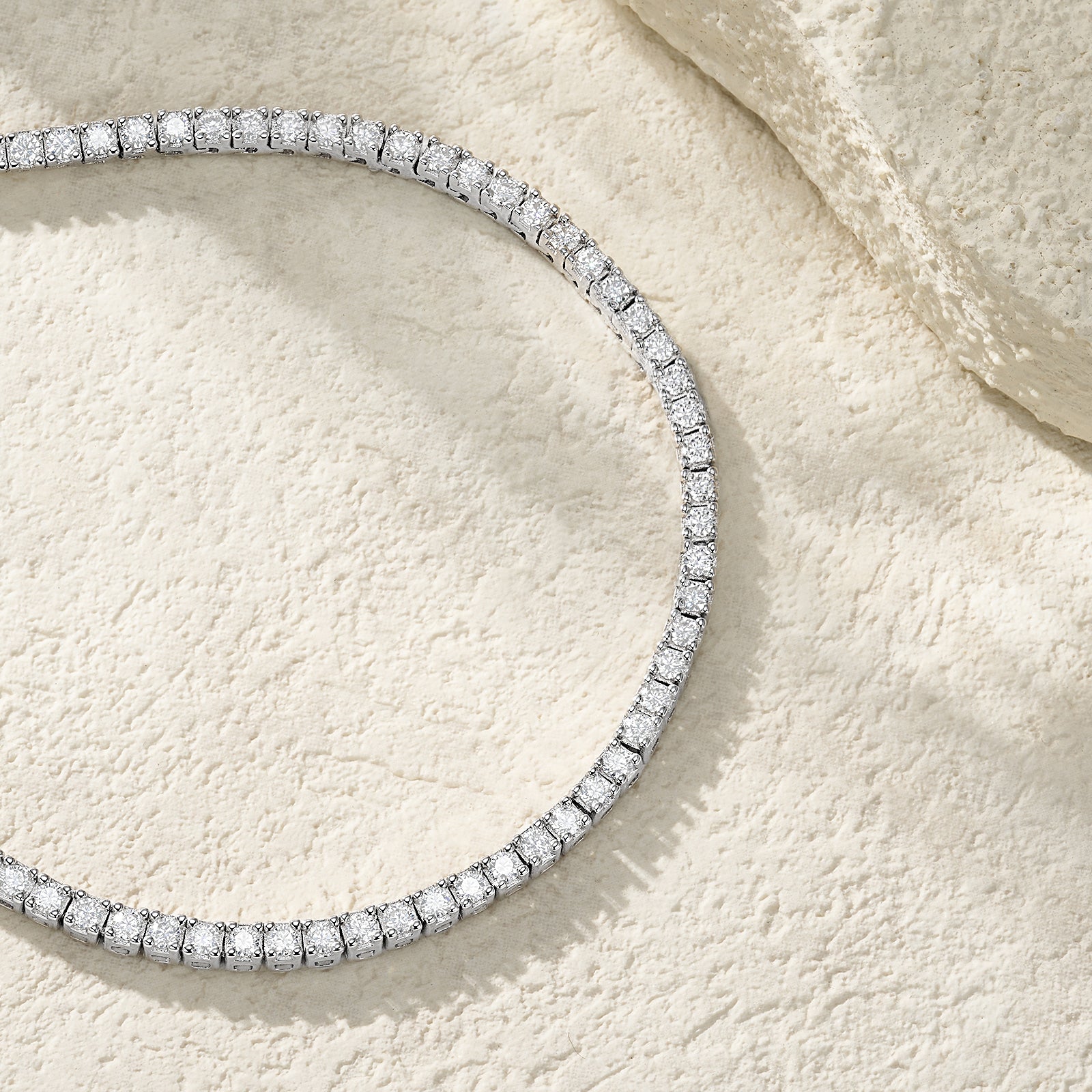 A Luxurious And Fashionable Minimalist Jewelry Pendant Necklace Set With Top-quality Moissanite, Made Of S925 Silver Electroplated With Platinum.
