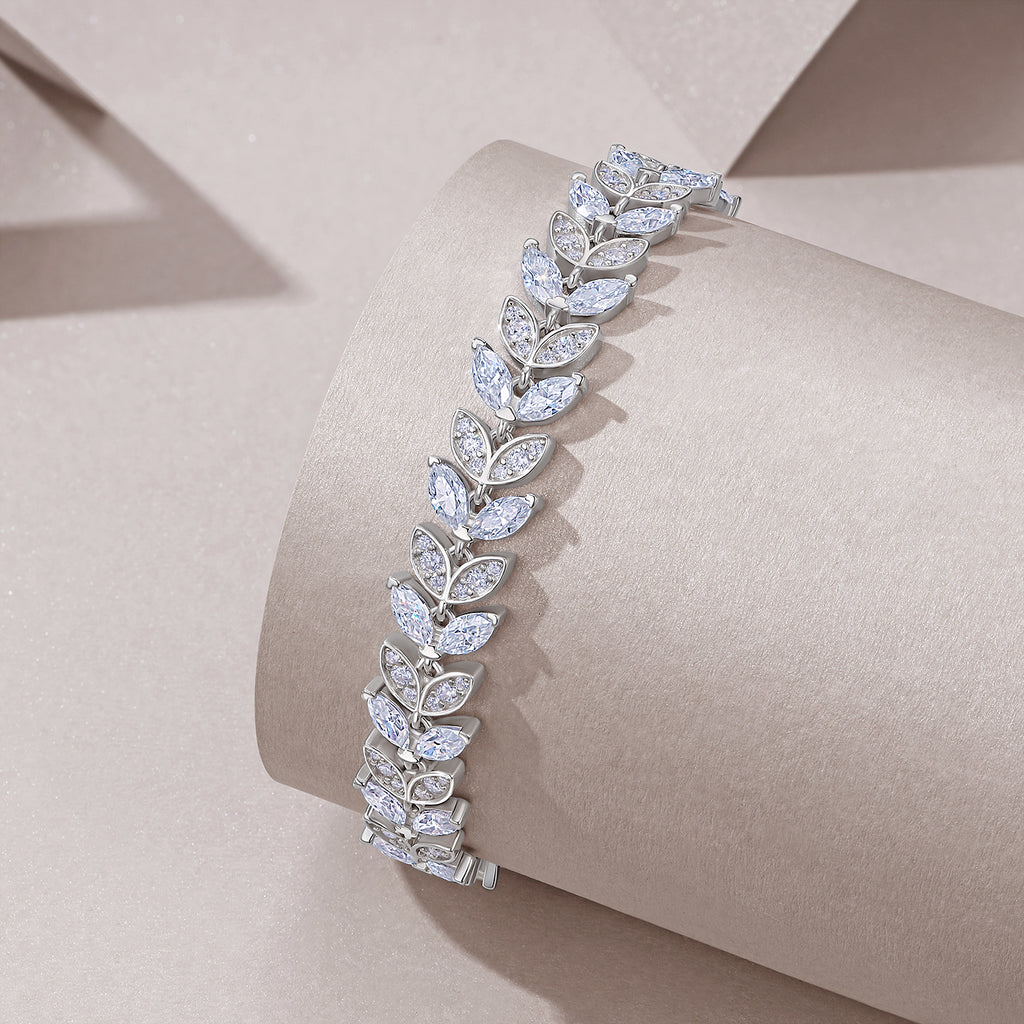 A Luxurious And Fashionable Minimalist Jewelry Bracelet Featuring Top-quality Moissanite, Made Of S925 Silver Electroplated With Platinum.