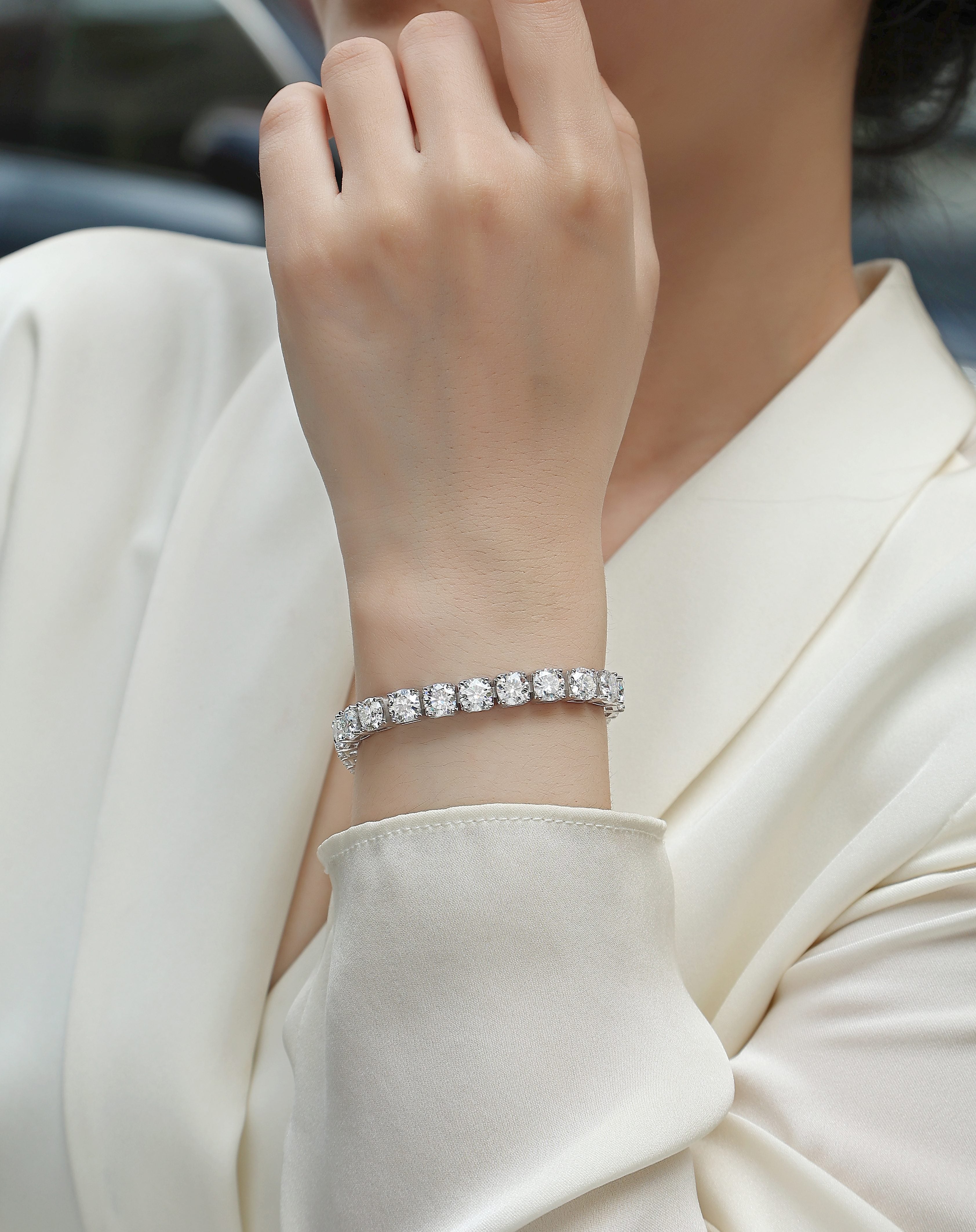 Large Gravitational Pull - A Fashionable And Light Luxury Jewelry Silver Bracelet Set With Top-quality Moissanite, S925 Silver-plated Platinum