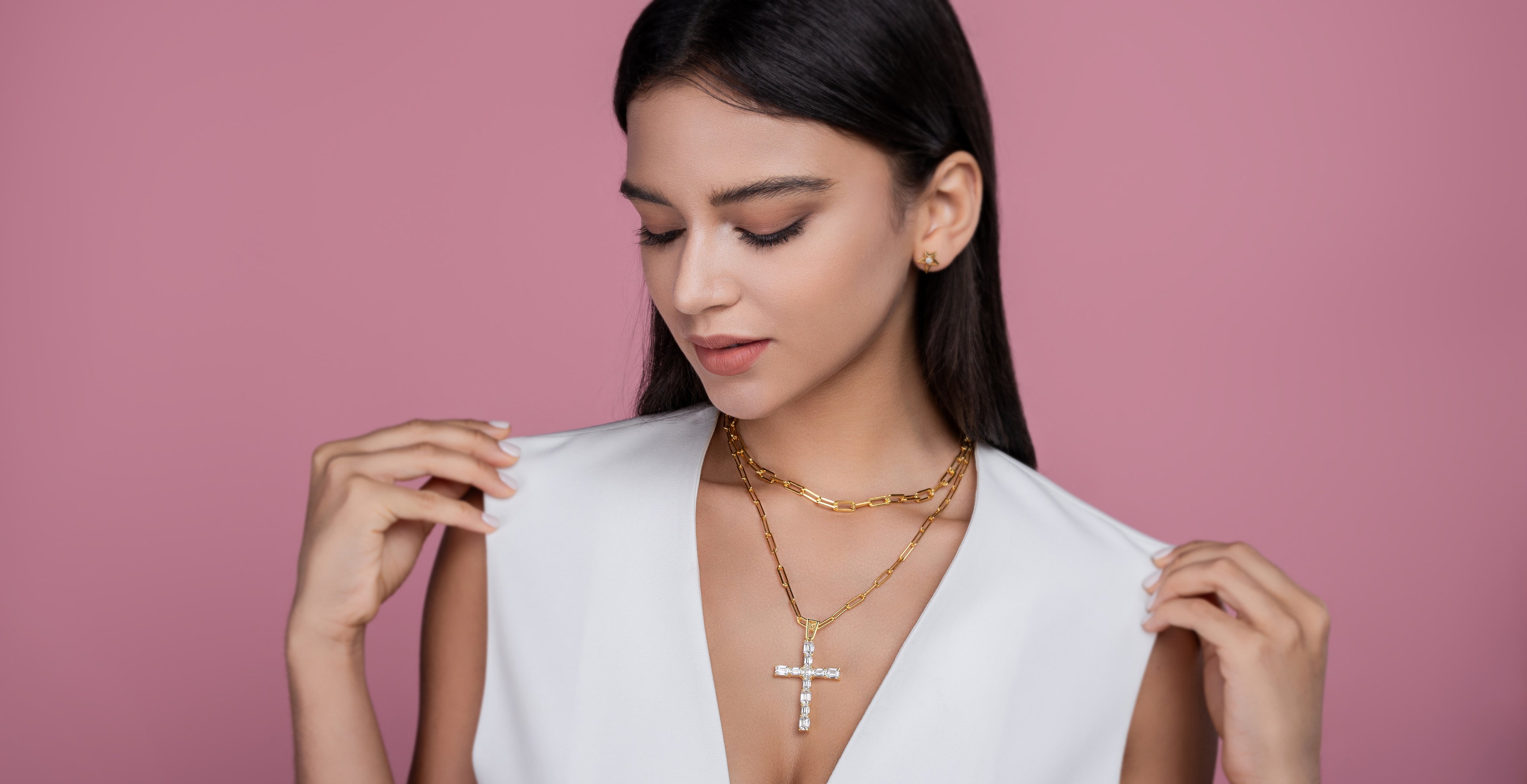 Engraved With Top-quality Moissanite, This Luxurious And Fashionable Minimalist Jewelry Consists Of A Silver Pendant Necklace, A Collar Chain, And S925 Silver Electroplated With Gold.